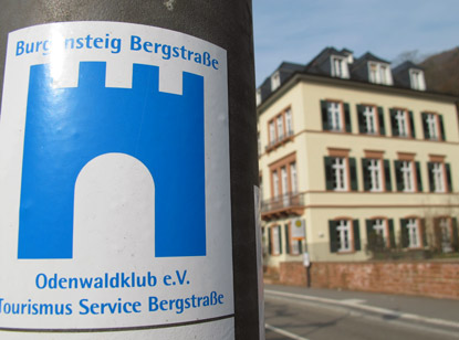 Die Markierung des Burgensteigs Bergstrae beginnt unmittelbar an der Alten Brcke