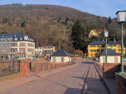 Die Alte Brcke wurde unter Kurfrst Carl Theodor 1786-88 erbaut, 1945 von deutschen Truppen gesprengt und 1946-47 wieder aufgebaut.