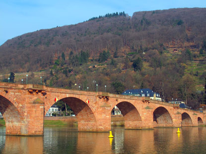 Burgensteig: Alte Brcke (Karl-Theodor-Brcke) in Heidelberg. Im Hintergrund der 440 m hohe Heiligenberg 