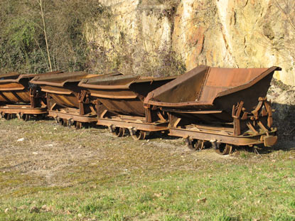  Burgensgteig Odenwald: Porphyrsteinbruch mit Lorenbahn.  Sie stehen im Steinbruchgelnde.