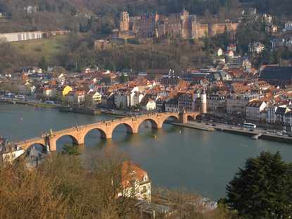 Burgensteig: In Heidelberg-Neuenheim verluft der 2 km lange Philosophenweg  Von hier aus blickt man auf die Heidelberger Altstadt und das Schloss.