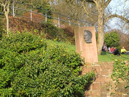 Auf einer Plattform am Philosophenweg befindet sich die Eichendorff-Anlage mit einem Gedenkstein an den Romantiker