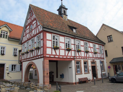 Bltenweg: Direkt am Marktplatz von Schriesheim steht das Alte Rathaus. Es stammt aus dem Jahre 1684