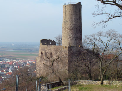Im Jahre 1235 begann der Bau der Strahlenburg. Das Datum ihrer Zerstrung ist unbekannt. Der ursprnglich 30 m hohe Bergfried kann bestiegen werden.