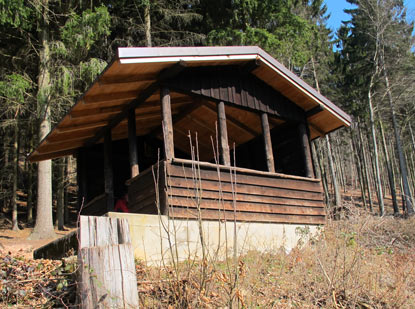 Die Zimmerholz-Htte wurde zum Gedenken an den Grnder der  Ortsgruppe Dossenheim des Odenwaldklubs erbaut.