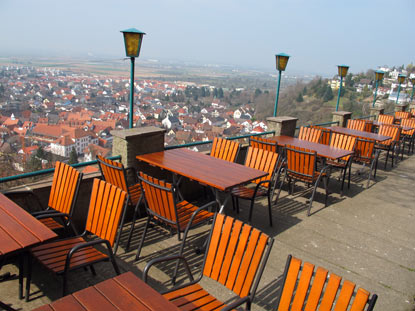 Burgensteig Odenwald: Die Burgterrasse der Strahlenburg.
