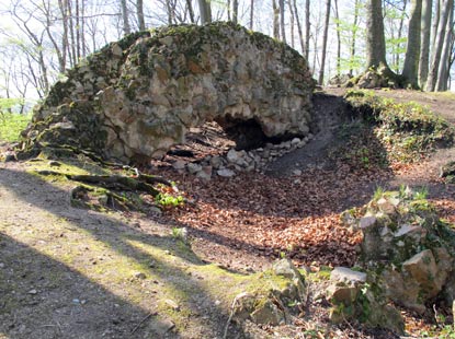 Wandern Burgernsteig: Ruine Hirschburg  wurde bereits um 1300 zerstrt und durfte nicht wieder aufgebaut werden ("zerbrochene Burg"). 