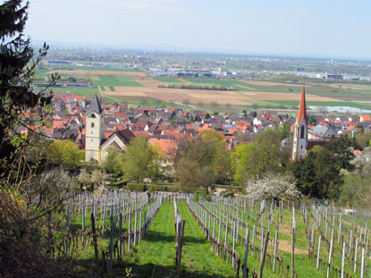 Wandern Odenwald: Blick auf Leutershausen. Bekannt ist der Ort durch seine Handballmannschaft, die zweimal Deutscher Meister  wurde.