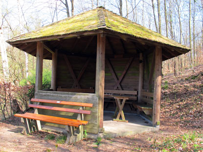 Wandern Odenwald: Schanzenkopfhtte vom Odenwaldklub Leutershausen gestiftet.