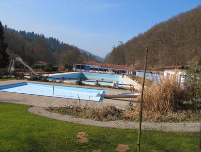 Burgensteig Odenwald: Das an der Talstrae gelegene Waldschwimmbad von Schriesheim