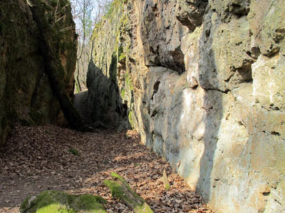 Durch die 10 m hohe und 3,50 m breite Spatschlucht fhrt der Burgensteig. Die Schlucht entstand zwischen 1808 - 1839 durch den Abbau von Feldspat.