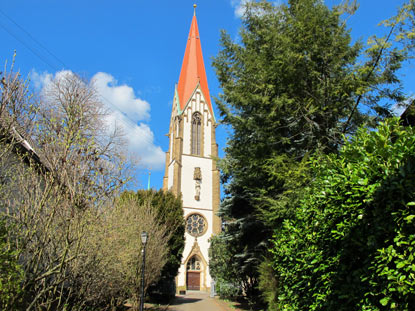 Wanderung Burgensteig: Katholische Wallfahrtskirche von  Leutershausen. Geweiht Johannes dem Tufer. Erbaut 1907. Wallfahrtskirche St. Johannes Baptist in Leutershausen. Der  Marienaltar zeigt das Gnadenbild der Schwarzen Madonna.