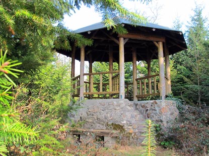 Burgensteig Odenwald bei Weinheim: Geiersberg-Pavillion. Fr Hexen, denen der Weg in den Harz zum Brocken zu weit ist,  treffen sich hier in der  Walpurgisnacht