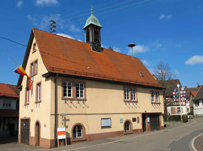 Burgensteig Odenwald Hohensachsen: Nach der Zerstrung durch franzsische Truppen 1674 wurde auf den Fundamenten das heutige Rathaus 1686 erbaut.