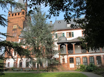 Burgensteig: Das ehemalige Schloss von Weinheim ist heute das Rathaus der Stadt