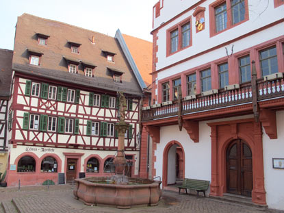 Burgensteig Bergstrae: Das Alte Rathaus von 1557, der Marktbrunnen und die Lwenapotheke vom Beginn des 17. Jh. befinden sich am Marktplatz von Weinheim.