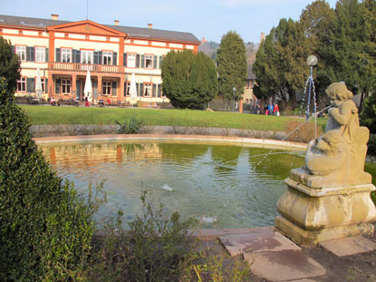 Der frei zugngliche Schlosspark von Weinheim mit dem Schloss-Restaurant im Erdgeschoss