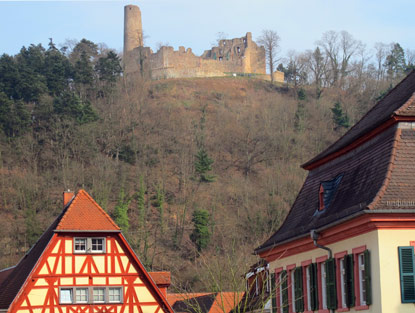 Bltenweg  Bergstrae:  Blick von der Altstadt von Weinheim auf die Ruine Windeck
