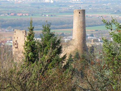 Odenwald Wandern:Blick vom Ehrenmal Infanterie-Regiment 469" auf die Burg Windeck 