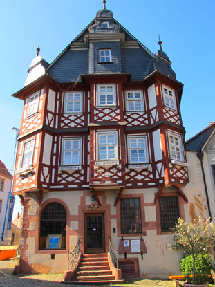 Bugensteig Heppenheim: Am Marktplatz war frher die Apotheke Pirsch. 