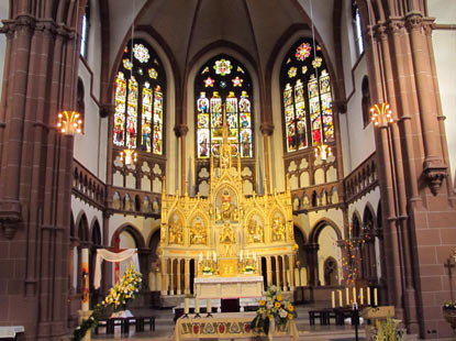 Der Altarraum der katholischen Pfarrkirche St. Peter in Heppenheim