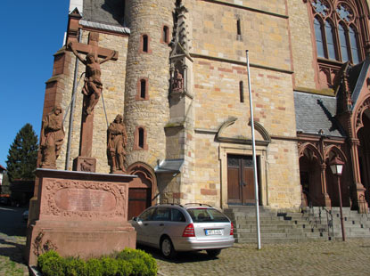 Heppenheim Wanderung: Die Kreuzigungsgruppe von 1705 vor der Pfarrkirche St. Peter