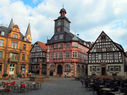 Wandern Odenwald: Der Marktplatz von Heppenheim ist umgeben von Fachwerkhusern
