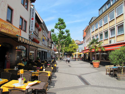 Burgensteig: Die Fugngerzone von Bensheim mit ihren zahlreichen Cafs