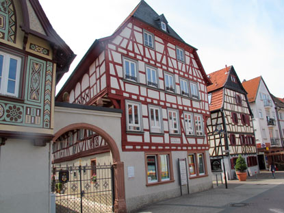 Wanderung Bergstrae: Marienhaus in Bensheim war ursprnglich das Gasthaus "Zum schwarzen Bren"