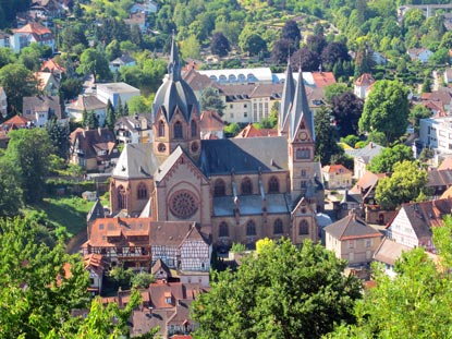 Blick vom Schlossberg auf die katholische St. Peter Kirche in Heppenheim, im Volksmund Dom der Bergstrae genannt