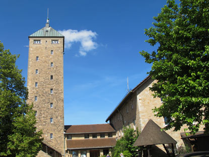 Wanderung Odenwald: Der Bergfried der Starkenburg ist ein Neubau aus dem Jahre 1930. Wegen Bauflligkeit wurde 1924 der alte Bergfried gesprengt .