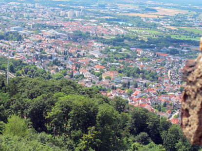 Burgensteig Bergstrtae: Blick vom Auerbacher Schloss in die Rheinebene und auf die Stadt Bensheim-Auerbach