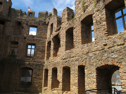 Odenwald Wanderung:  Wohnhaus (Palas) der Burg Auerbach fr die Familie von Katzenelnbogen und ihren Gsten