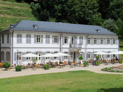 Burgensteig  Bergstrae:  Das Herrenhaus im Frstenlager bei Bensheim-Auerbach