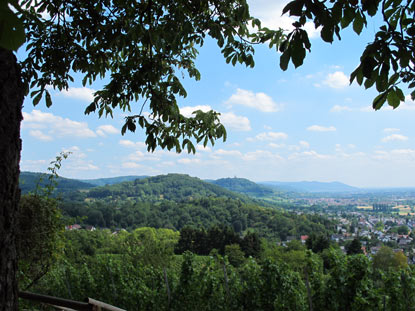 Burgensteig Odenwald: Blick vom Kirchberghuschen  Im Hintergrund der Hemsberg und Schlossberg ( Starkenburg)