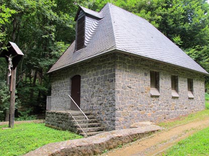 Wanderung Odenwald: Man vermutet, dass die Besitzer in der Nhe ihrer Burg Auerbach die Wallfahrtskapelle "Not Gottes" errichteten. Die heutige Kapelle stammt von  1960