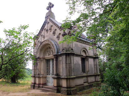 Die Grnder der Familie Battenberg sind in diesem Mausoleum auf dem Heiligenberg  beigesetzt