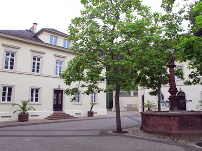 Wanderung Odenwald: Der Innenhof vom Schloss Heiligenberg mit Brunnen