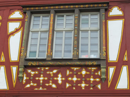 Wandern Bergstrae: Das Seeheimer Rathaus ist mit Schnitzereien verziert.