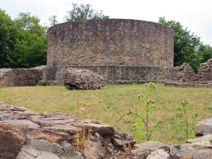 Bergstrtae: Schlielich war Burg Tannenberg eine Raubritterburg, die die "ehrbaren" Kaufleute auf ihrem Weg von und  nach Frankfurt berfielen.