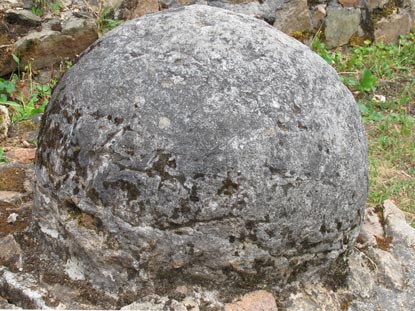 Burgensteig Bergstrae: Mit Hilfe des "Frankfurter Geschtzes" konnten 170 kg schwere Kugeln die Auenmauern der Burg Tannenberg  zerstren.