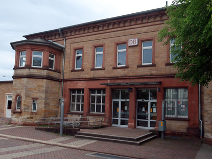Bahnhof von Nensheim. Hier beginnt der 6-Tler-Weg