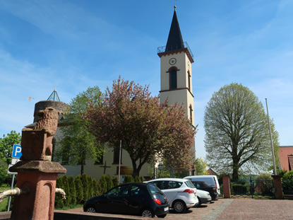 Lwewnbrunnen im Zentrum von Lindenfels mit der ev. Kirche