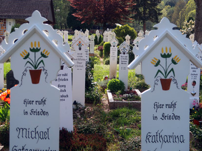 Die Calvinisten aus der Schweiz haben auch den Brauch der Sickelbretter anstelle eines Grabsteins mitgebracht