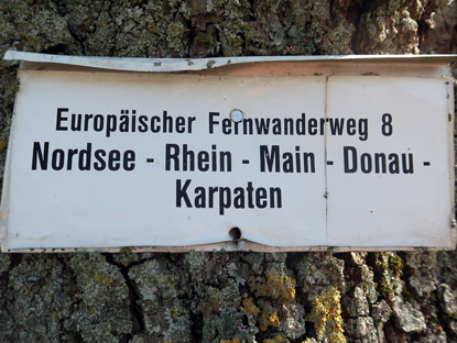 Am Gumpener Kreuz weit ein Schild darauf hin, dass ber diesen Bergsattel auch der Fernwanderweg E8 verluft