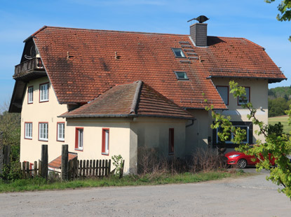 Ehemaliges Gasthaus unmittelbat auf dem Bergsattel Gumpener Kreuz im Odenwald
