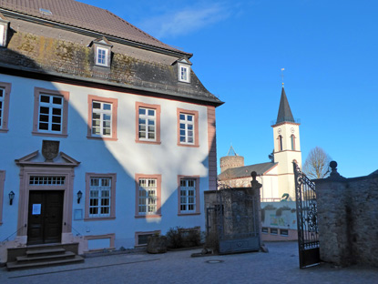 Rathaus in Lindenfels. Im Hintergrund die ev. Kirche