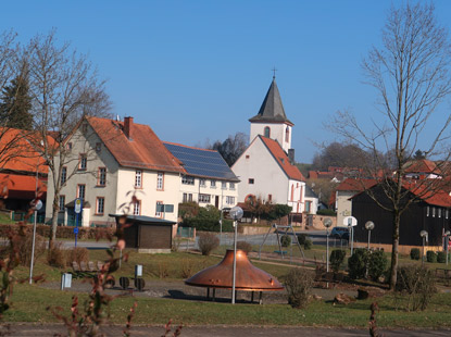 Ober-Mossau. Blick von dr Schmucker Brauerei auf die ev- Kirche