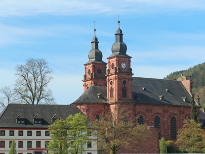 Vom Bahnhof in Amorbach blickt man auf die katholische   St- Gangolfkirche