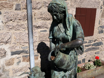 Hirtin f�ttert ihre Ziege Skulptur  in Schannenbach Odenwald